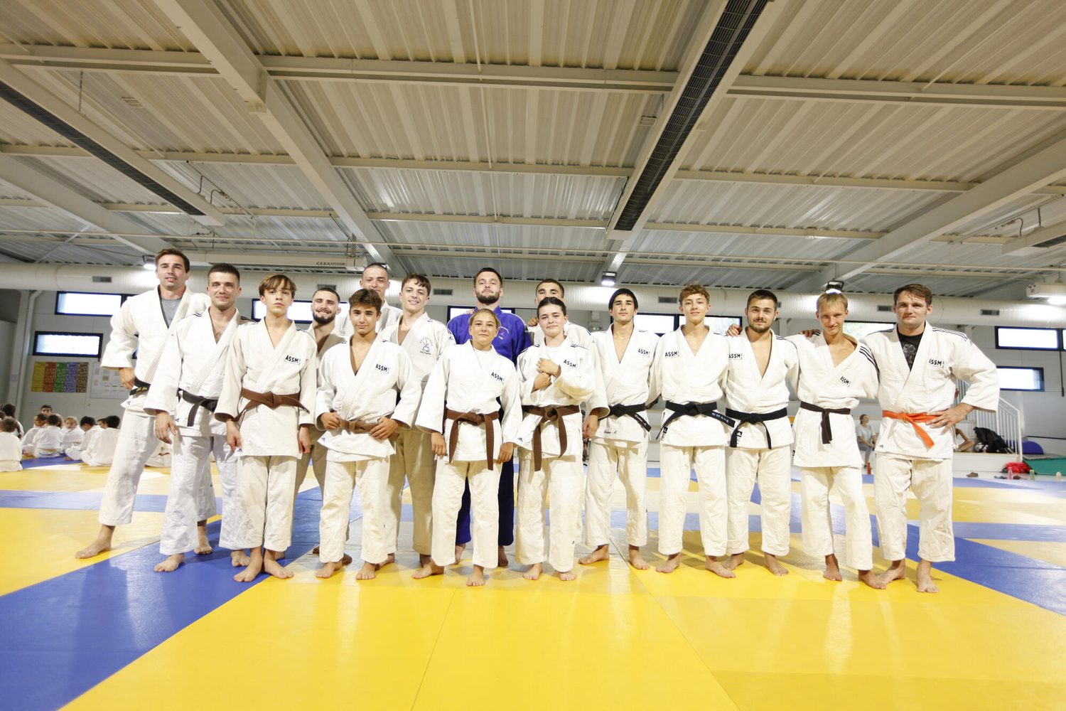 Le groupe des judokas primaires du club de Sauveterre sur le tatami